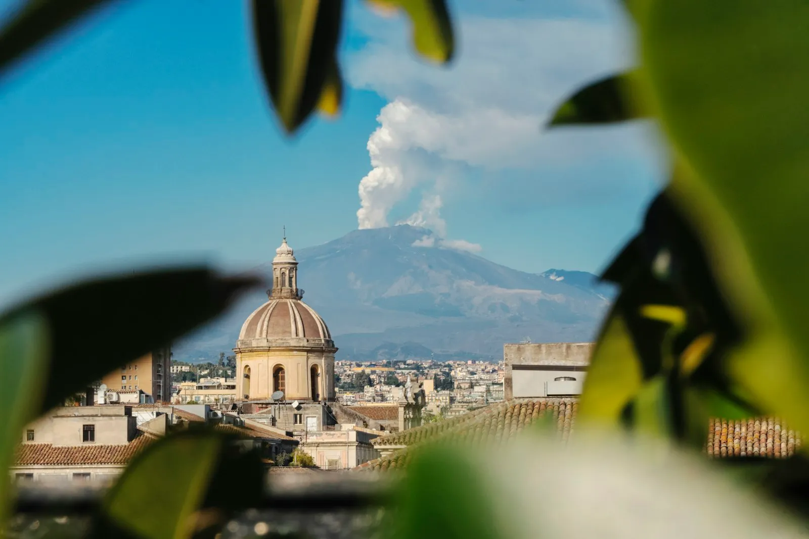 Veduta di Catania con l'Etna sullo sfondo