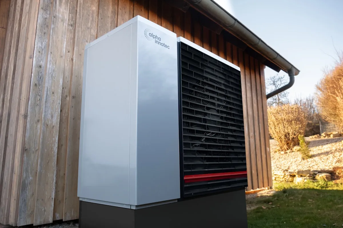Unità esterna di una pompa di calore installata a muro