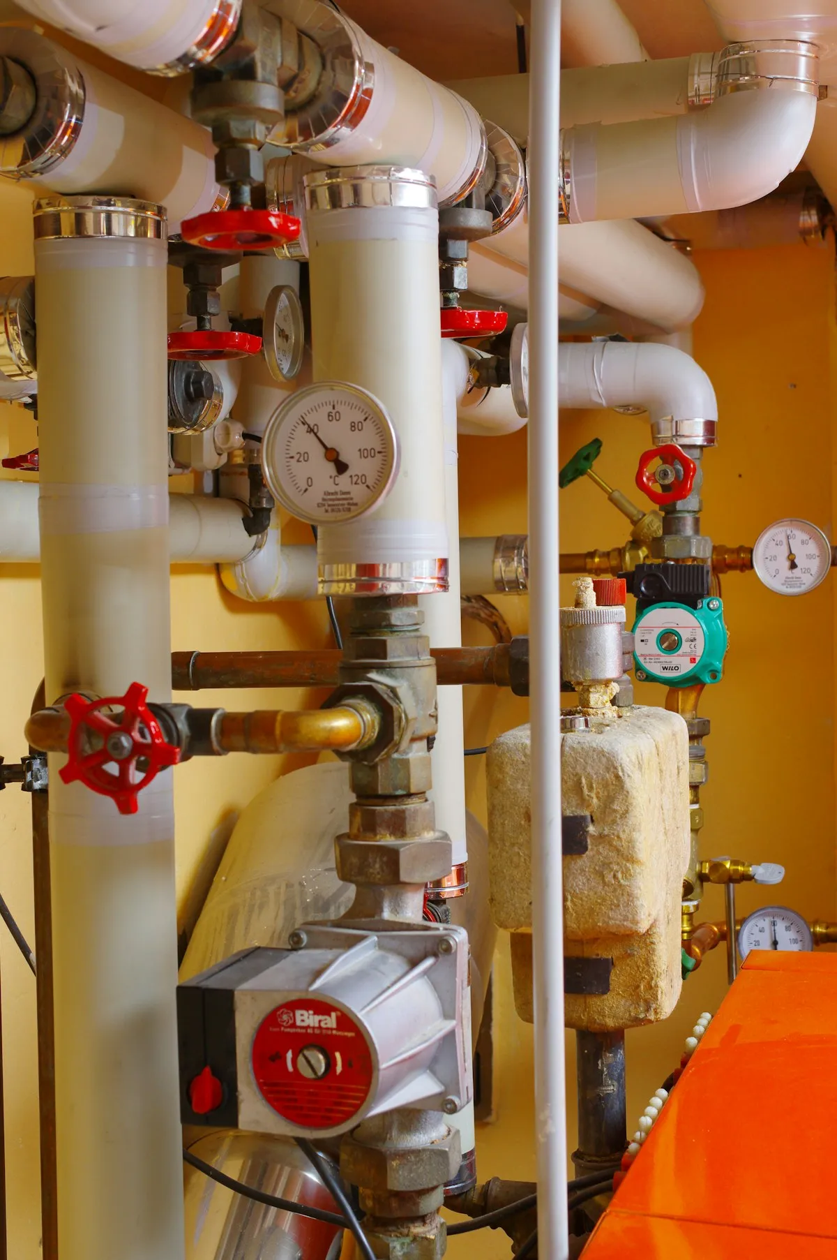 Centrale termica con tubazioni, valvole e circolatori